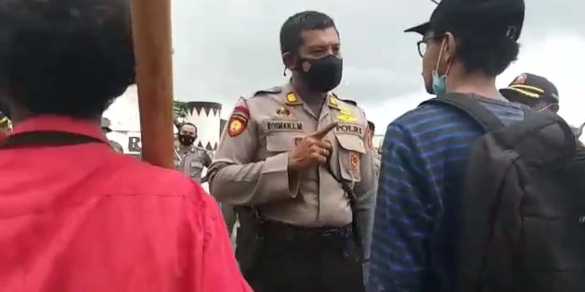 Unjuk rasa gabungan organisasi mahasiswa di Timika dihadang aparat keamanan. Foto: Tangkapan layar video GMNI
